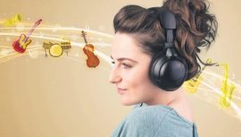 Kulaklıkla y&uuml;ksek sesle m&uuml;zik sağır ediyor