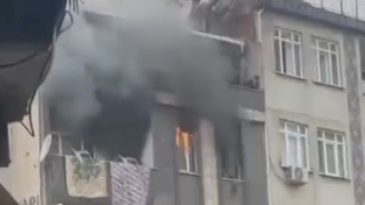 K&uuml;&ccedil;&uuml;k&ccedil;ekmece'de beş katlı binada yangın: 5 kişi dumandan etkilendi