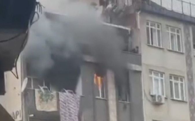K&uuml;&ccedil;&uuml;k&ccedil;ekmece'de beş katlı binada yangın: 5 kişi dumandan etkilendi