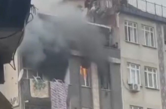 K&uuml;&ccedil;&uuml;k&ccedil;ekmece'de beş katlı binada yangın: 5 kişi dumandan etkilendi