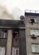 K&uuml;&ccedil;&uuml;k&ccedil;ekmece'de korkutan yangın! 8 kişi mahsur kaldı