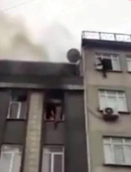 K&uuml;&ccedil;&uuml;k&ccedil;ekmece'de korkutan yangın! 8 kişi mahsur kaldı