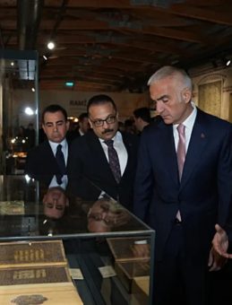 K&uuml;lt&uuml;r ve Turizm Bakanı Ersoy a&ccedil;ıkladı: &Ccedil;alınan 2 İznik &ccedil;inisi T&uuml;rkiye'ye iade edildi!