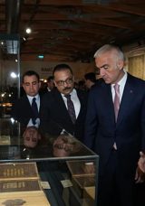 K&uuml;lt&uuml;r ve Turizm Bakanı Ersoy a&ccedil;ıkladı: &Ccedil;alınan 2 İznik &ccedil;inisi T&uuml;rkiye'ye iade edildi!