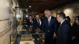 K&uuml;lt&uuml;r ve Turizm Bakanı Ersoy a&ccedil;ıkladı: &Ccedil;alınan 2 İznik &ccedil;inisi T&uuml;rkiye'ye iade edildi!