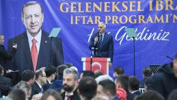 K&uuml;lt&uuml;r ve Turizm Bakanı Ersoy, Geleneksel Hemşehrileriyle İftar Sofrasında Bir Araya Geldi