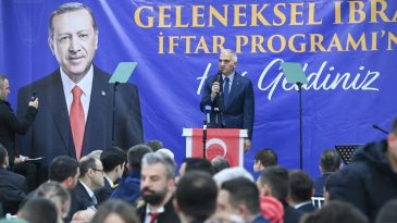 K&uuml;lt&uuml;r ve Turizm Bakanı Ersoy, Geleneksel Hemşehrileriyle İftar Sofrasında Bir Araya Geldi