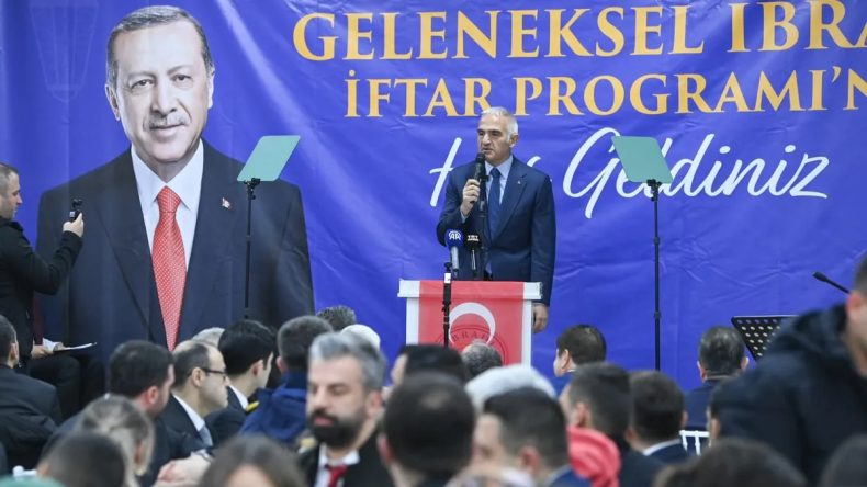 Kültür ve Turizm Bakanı Ersoy, Geleneksel Hemşehrileriyle İftar Sofrasında Bir Araya Geldi