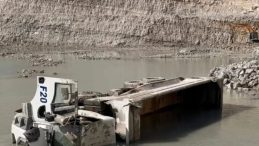 K&uuml;tahya'da Maden Sahasında Feci Kaza: Hafriyat Kamyonu Devrildi!