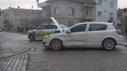 K&uuml;tahya'da otomobiller birbirine girdi: Aynı aileden 1&rsquo;i &ccedil;ocuk 3 yaralı!
