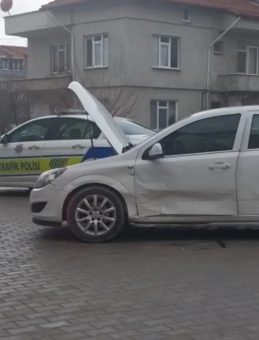 K&uuml;tahya'da otomobiller birbirine girdi: Aynı aileden 1&rsquo;i &ccedil;ocuk 3 yaralı!