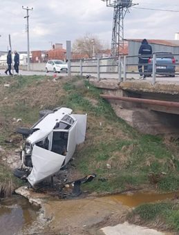 K&uuml;tahya&rsquo;da Ara&ccedil; Dereye U&ccedil;tu: 3 Kişi Yaralandı!