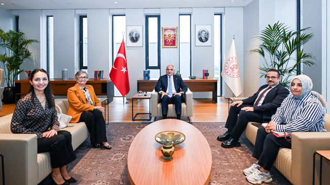 K&uuml;t&uuml;phaneler i&ccedil;in g&uuml;&ccedil; birliği! Bakan Ersoy&rsquo;dan yeni nesil model vurgusu