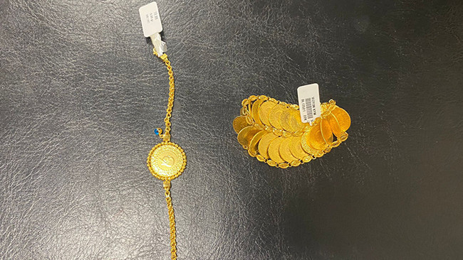 Kuyumcudan 500 Bin Liralık Ziynet Eşyası &Ccedil;aldılar: İkiz Kız Kardeşler G&ouml;zaltına Alındı