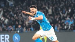 &lsquo;Eljif Elmas&rsquo;ın heykeli dikilmeli&rsquo;