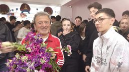 &lsquo;En se&ccedil;kin&rsquo; &ouml;ğretmene duygusal uğurlama