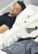 &lsquo;K&uuml;f&uuml;r etmeyin&rsquo; diyen gen&ccedil; ve annesine &ccedil;irkin saldırı