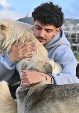 L&uuml;bnanlı Gen&ccedil;, İsrail'in Saldırıları Altındaki B&ouml;lgedeki Hayvanları Kurtarıyor