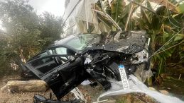 L&uuml;ks otomobil seraya daldı: 4 yaralı