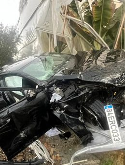 L&uuml;ks otomobil seraya daldı: 4 yaralı