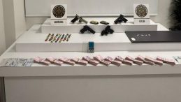 Maltepe'de bir eve uyuşturucu operasyonu: Manyetik kartlı gizli b&ouml;lmede y&uuml;kl&uuml; miktarda para ve silah &ccedil;ıktı