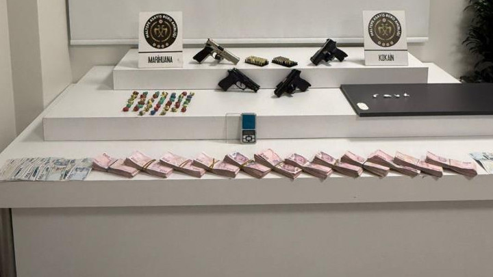 Maltepe'de bir eve uyuşturucu operasyonu: Manyetik kartlı gizli b&ouml;lmede y&uuml;kl&uuml; miktarda para ve silah &ccedil;ıktı