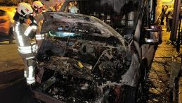 Maltepe'de park halindeki 3 ara&ccedil; yandı