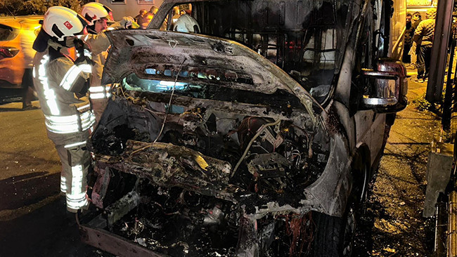 Maltepe'de park halindeki 3 ara&ccedil; yandı