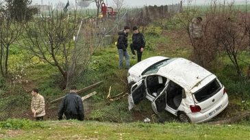 Mardin&rsquo;de Kontrolden &Ccedil;ıkan Otomobil Tarlaya U&ccedil;tu: 4 Yaralı