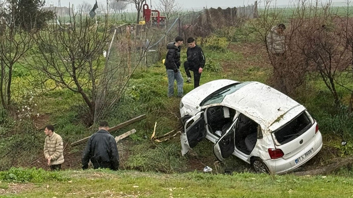 Mardin&rsquo;de Kontrolden &Ccedil;ıkan Otomobil Tarlaya U&ccedil;tu: 4 Yaralı