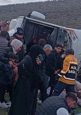 Mardin&rsquo;de yolcu midib&uuml;s&uuml; devrildi: 13 yaralı