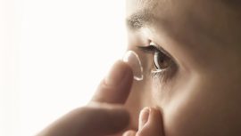 Masum g&ouml;r&uuml;n&uuml;yor ama tehlikeli! Renkli lens kullanımı g&ouml;rme kaybına yol a&ccedil;abilir