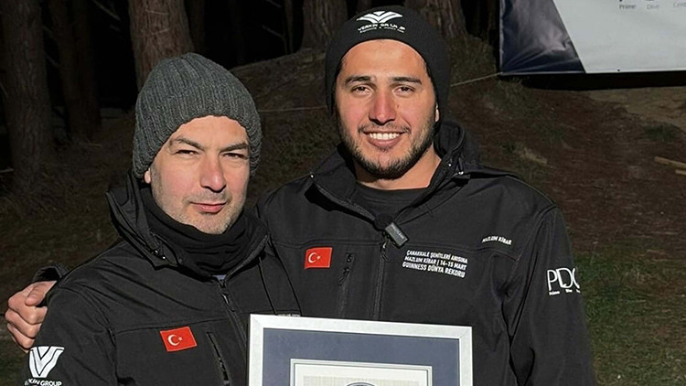 Mazlum'un Guinness rekoru: 36 saat 9 dakika ile d&uuml;nya birincisi oldu | &Ccedil;anakkale'ye armağan etti