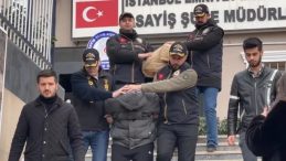 Merdaneyle kafasına vurdum &ouml;l&uuml;nce &ccedil;&ouml;pe attım