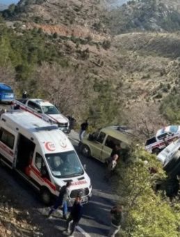 Mersin'de Feci Kaza! 3 &Ouml;l&uuml;, 14 Yaralı