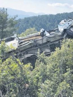 Mersin&rsquo;de feci kaza 3 &ouml;l&uuml; 14 yaralı