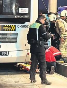 Metrob&uuml;s Kadının Ayağını Ezdi