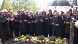 MHP lideri Bah&ccedil;eli, Alparslan T&uuml;rkeş'in kabrini ziyaret etti