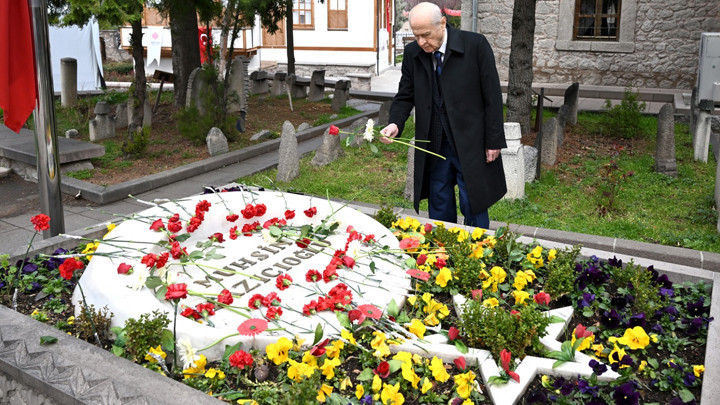 MHP lideri Bah&ccedil;eli, Muhsin Yazıcıoğlu'nun kabrini ziyaret etti
