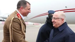 Milli Savunma Bakanı G&uuml;ler, İngiltere&rsquo;de