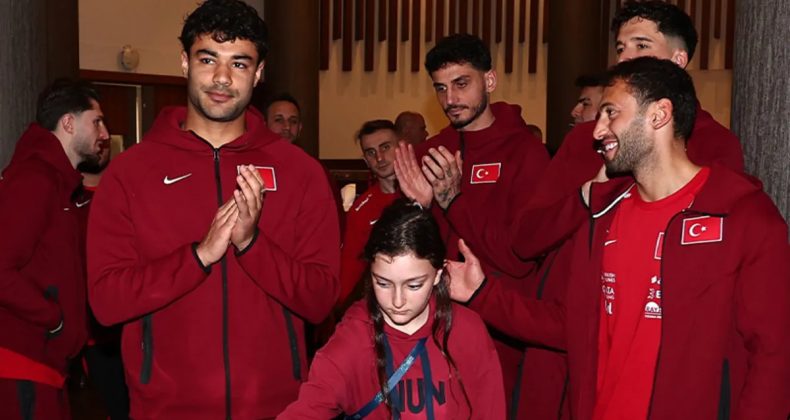 Milli Takım kampında Ozan Kabak'a doğum günü!