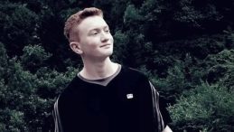 Minib&uuml;s Direğe &Ccedil;arptı! Gen&ccedil; S&uuml;r&uuml;c&uuml; Hayatını Kaybetti