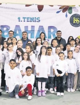 Minik tenisçiler şenlikte buluştu