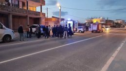 Motosiklet ile hafif ticari ara&ccedil; &ccedil;arpıştı! 1 ağır yaralı