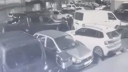 Motosikletle &ouml;n&uuml;n&uuml; kesip silahla vurdular! 17 yaşındaki 2 ş&uuml;pheli tutuklandı… 'Ne bakıyorsun' dedi ayaklarına sıktık