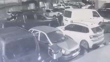 Motosikletle &ouml;n&uuml;n&uuml; kesip silahla vurdular! 17 yaşındaki 2 ş&uuml;pheli tutuklandı… 'Ne bakıyorsun' dedi ayaklarına sıktık