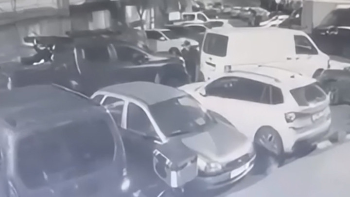 Motosikletle &ouml;n&uuml;n&uuml; kesip silahla vurdular! 17 yaşındaki 2 ş&uuml;pheli tutuklandı… 'Ne bakıyorsun' dedi ayaklarına sıktık