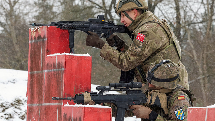 MSB, T&uuml;rk ve İspanya Askerinin Fotoğrafını Bu İfadelerle Paylaştı