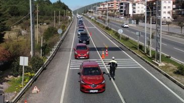 Muğla'ya tatilci akını: 2 kilometrelik ara&ccedil; kuyruğu oluştu