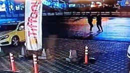 Nevşehir&rsquo;de kan donduran g&ouml;r&uuml;nt&uuml;ler! G&ouml;z g&ouml;ze gelmek yetti: Eşiyle y&uuml;r&uuml;rken bı&ccedil;aklı saldırıya uğradı!